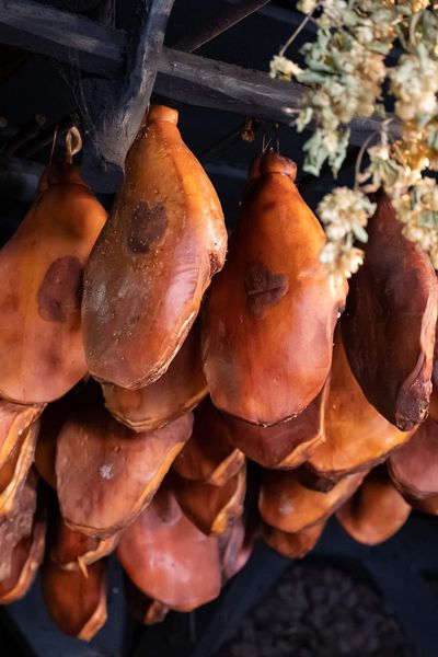 Unter der Decke des Ammerländer Bauernhauses hängen zur Reifung eine Vielzahl von Ammerländer Schinken