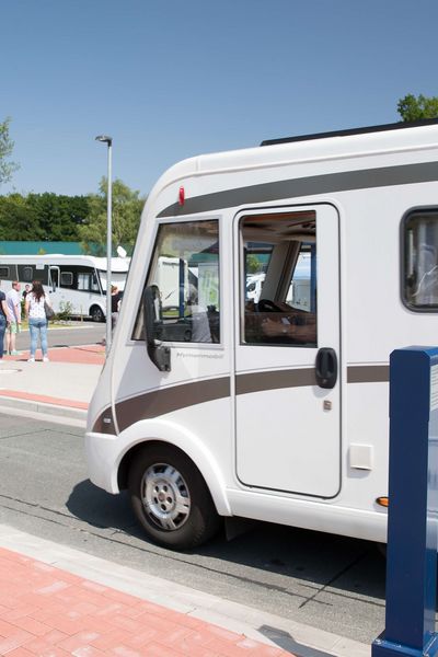 Einfahrt auf den Wohnmobilstellplatz am Badepark