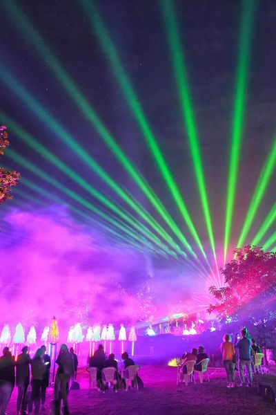 Laser und Rauch sorgen für eine mystische Stimmung im Park der Gärten