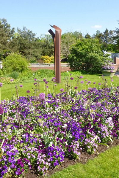 Blumenband von Frühblühern im Park der Gärten