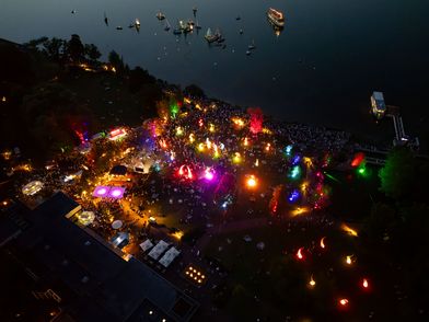 Hohes Besucheraufkommen bei der Lichternacht 2024 im Kurpark in Bad Zwischenahn