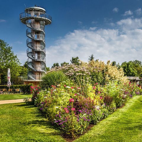 Imposantes Blumenbad vor dem Aussichtsturm im Park der Gärten