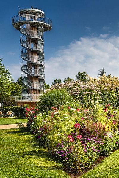 Imposantes Blumenbad vor dem Aussichtsturm im Park der Gärten